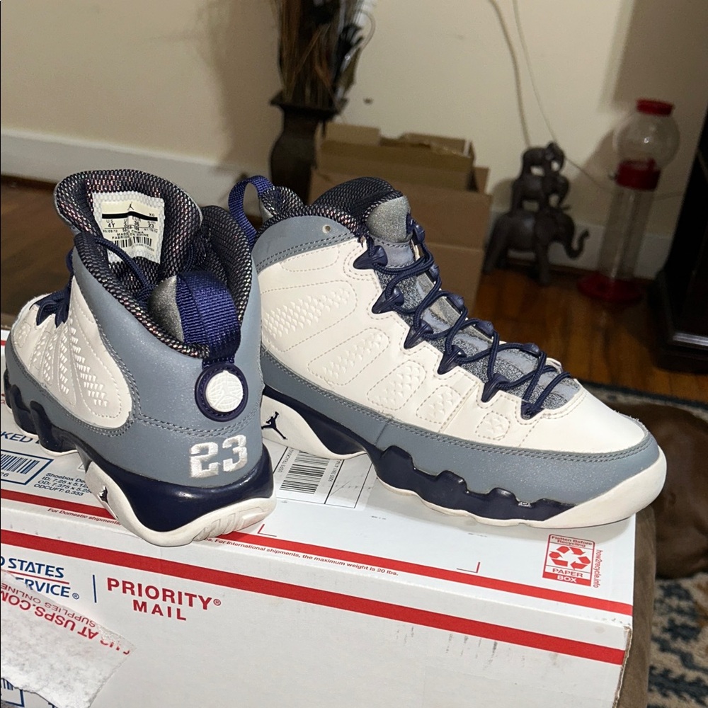 Jordan Kids Sneakers in Cream and Navy